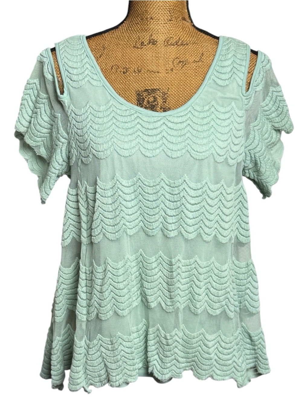 Mono Reno mint scallop-texture cold-shoulder top Women’s size medium | j